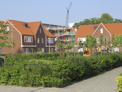 906545 Gezicht op het plantsoen aan de Kastanjestraat te Utrecht, met op de achtergrond nieuwbouw op de hoek van de ...